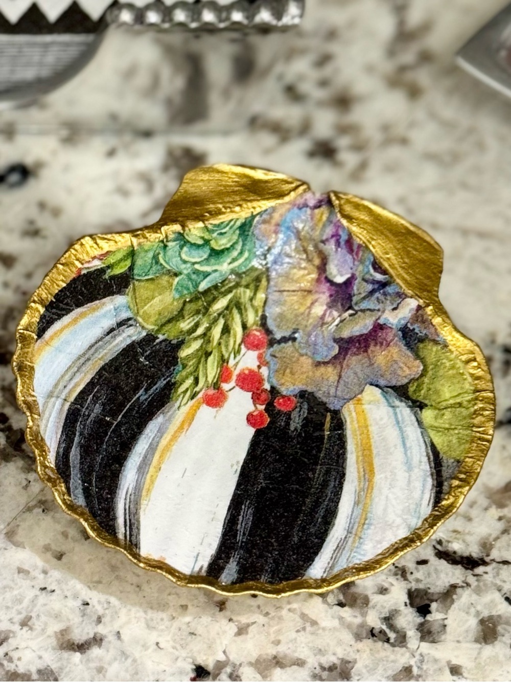 Hand Crafted Courtly Stripe Trinket Shell Dish Black 5”